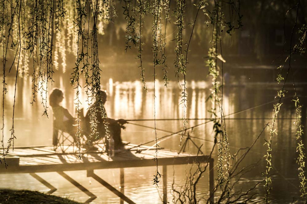 Fischen am See bei Sonnenuntergang